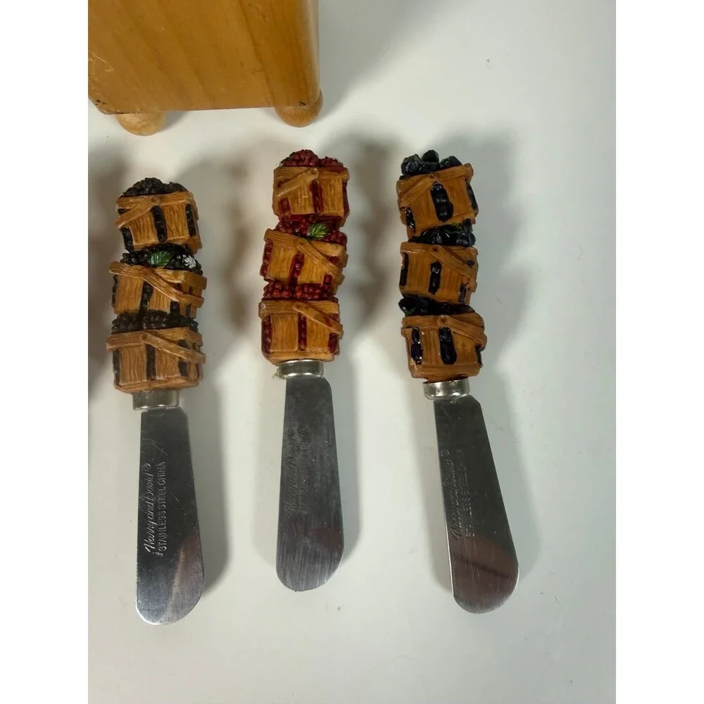 Harry & David Fruit Crate and Onion 4 Cheese Spreaders and Mini Butcher Block